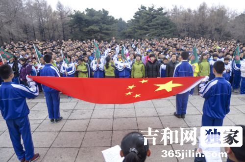 800名中学生清明前为长春解放纪念碑献花寄敬意哀思