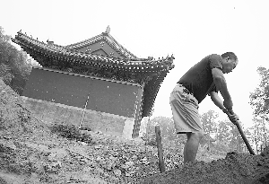 6月27日,工人在准备土料修葺正觉寺的外围墙。今年圆明园将复建保护长春园宫门和正觉寺。
