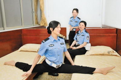 西安美丽女交警亮相西华门 引众路人驻足观看