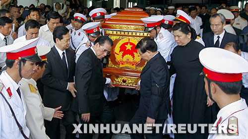 6月15日，越南党和国家领导人在胡志明市参加越前总理武文杰的葬礼。武文杰因病于6月11日去世，享年86岁。越南15日上午在胡志明市为他举行追悼会和隆重国葬。 新华社/路透 