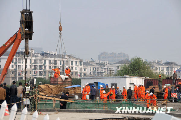 11月17日，消防人员将一具遇难者遗体运上地面。 当日，搜救抢险人员又从杭州地铁工地塌陷事故现场寻找到3具遇难者遗体。截至18时，事故中遇难人员已达7人，另有14人失踪。有关遇难和失踪施工人员的善后工作也在积极进行中。 新华社记者方益波摄 
