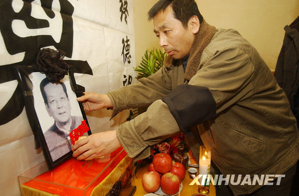 11月17日，范振钰先生的儿子在家中布置灵堂。我国相声表演艺术家范振钰因病医治无效，17日4时在天津逝世，享年81岁。     新华社发 