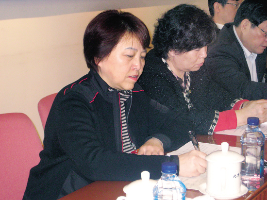 在全国政协十一届三次会议小组讨论中，我省全国政协委员徐涛（左一）认真听取其他委员的发言，并对小组讨论中提出的意见、建议进行记录。