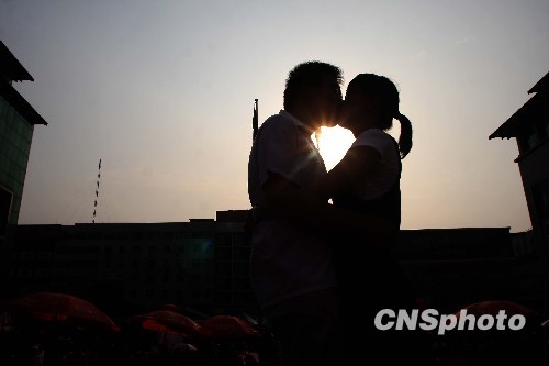 陌生<em>男女</em>街头肆意<em>接吻</em>-西安,中国人为你<em>觉得</em>耻