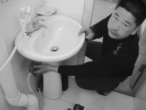 他在洗手盆下水管处安装了一个阀门